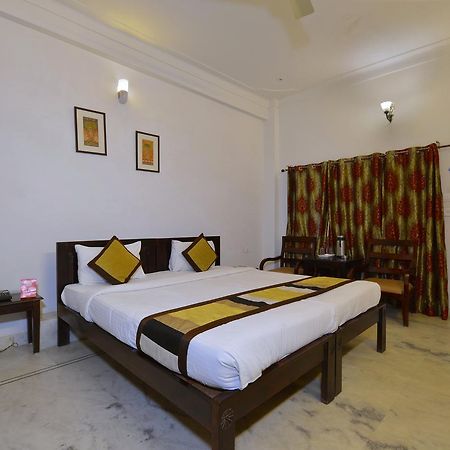 Oyo 1159 Hotel Chandra Prakash Удайпур Екстериор снимка